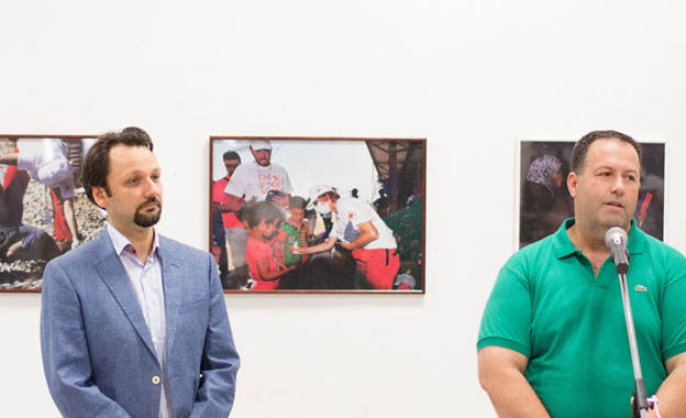 Exhibition of photographs and work activities for supporting migrants and refugees who transit through Republic of Macedonia