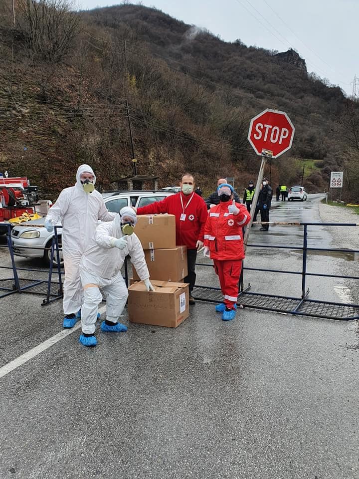 Kryqi i Kuq ndihmon në Dibër dhe Qendrën Zhupë pasi u shpall gjendje krize në këto dy rajone për shkak të virusit korona