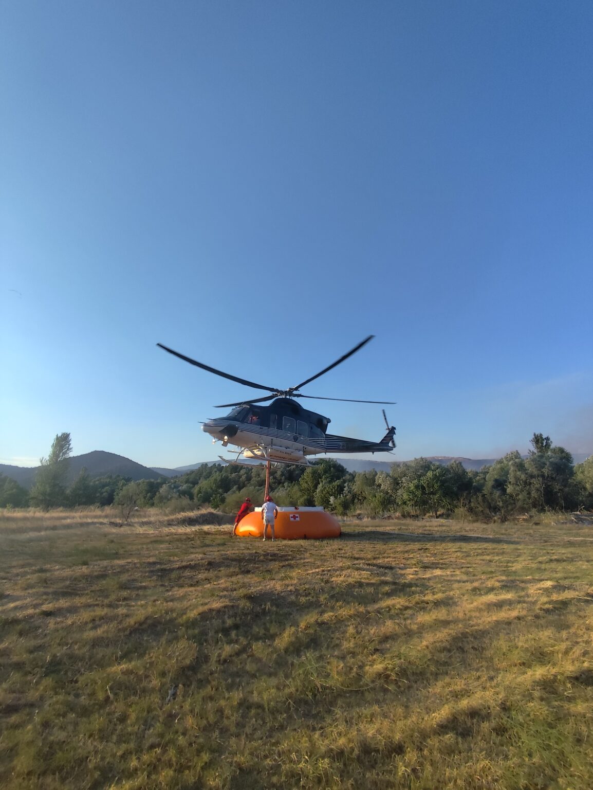 Vullnetarët e Kryqit të Kuq vazhdojnë të jenë në terren për shuarjen e zjarrit