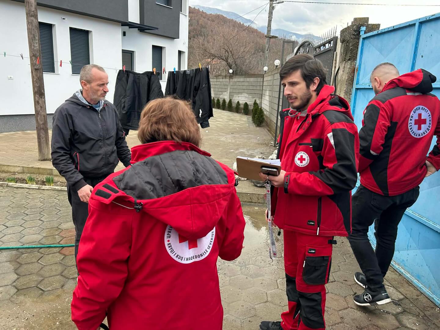 Волонтерите на Црвениот крст на терен во општина Сарај